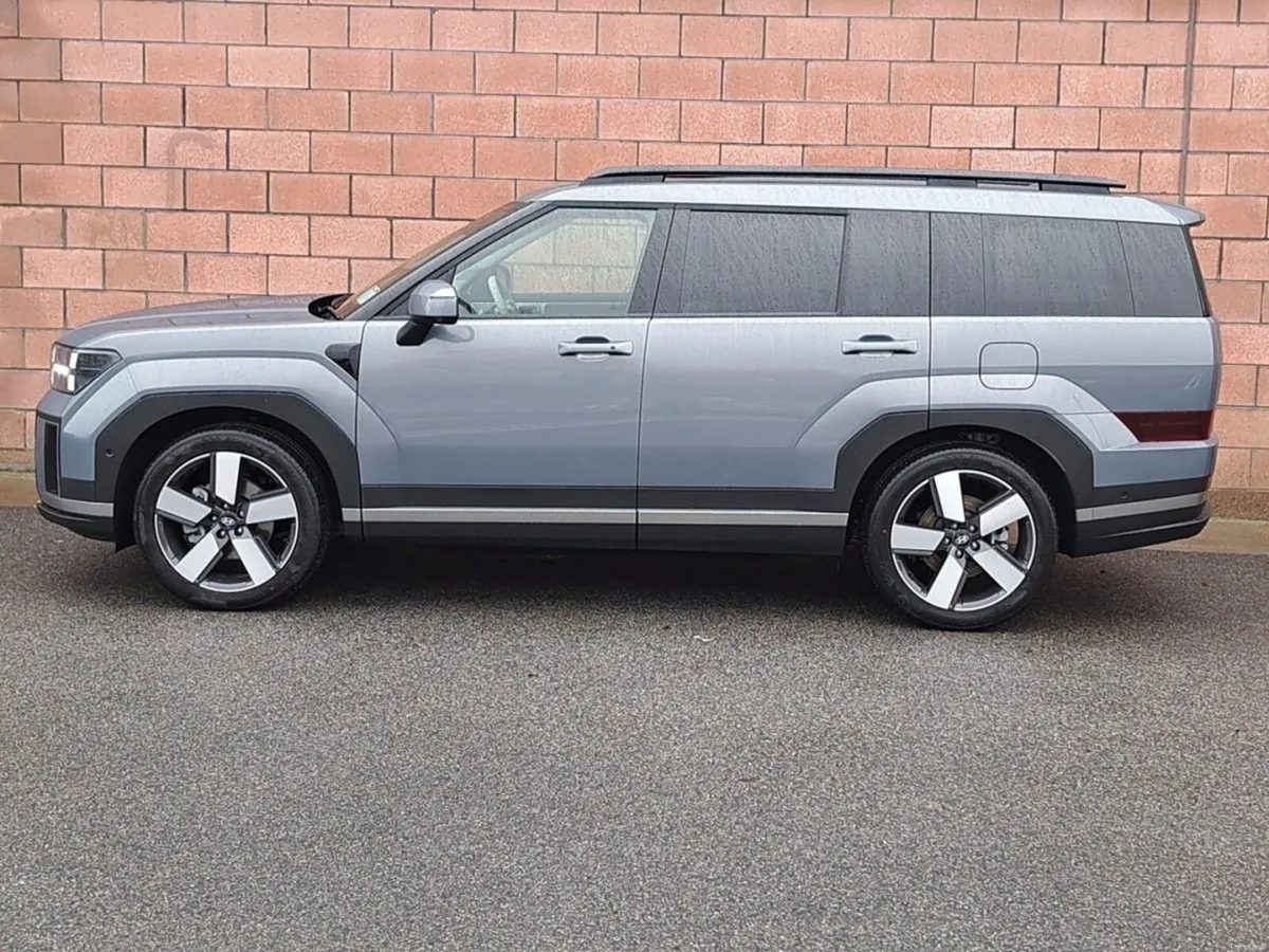 Hyundai Santa Fe 4 Wheel Drive Premium Model - Image 3