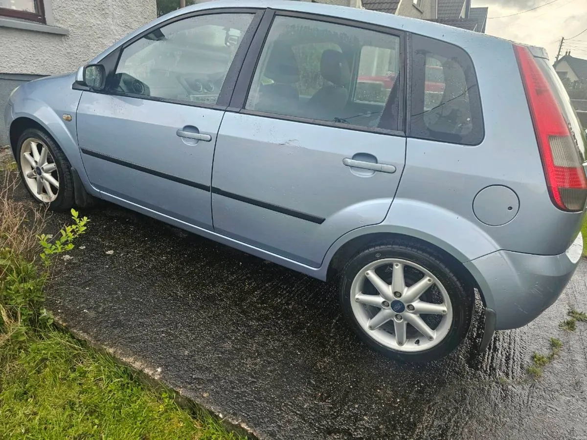 Ford Fiesta Zetec 2005 with sunroof - Image 4