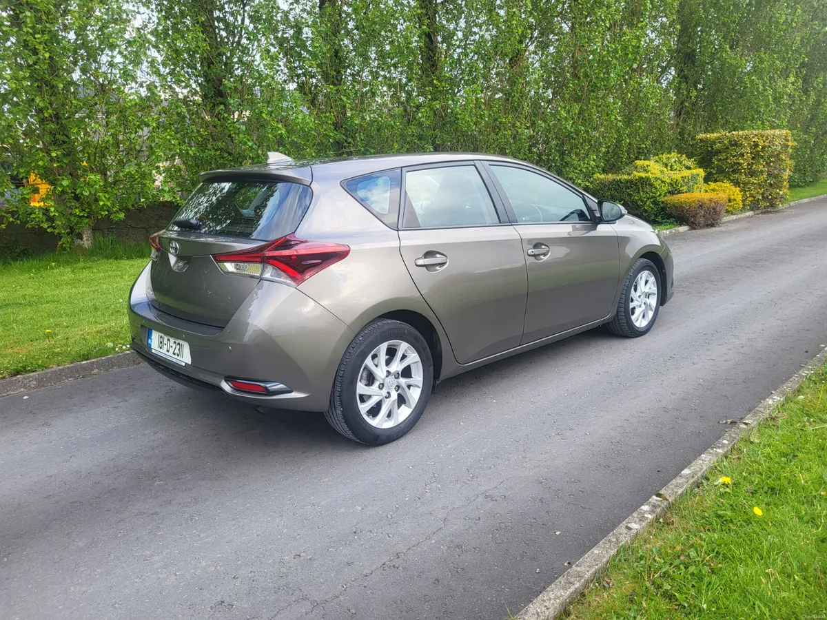 Toyota Auris  1.3 petrol   LOW KMS. - Image 2