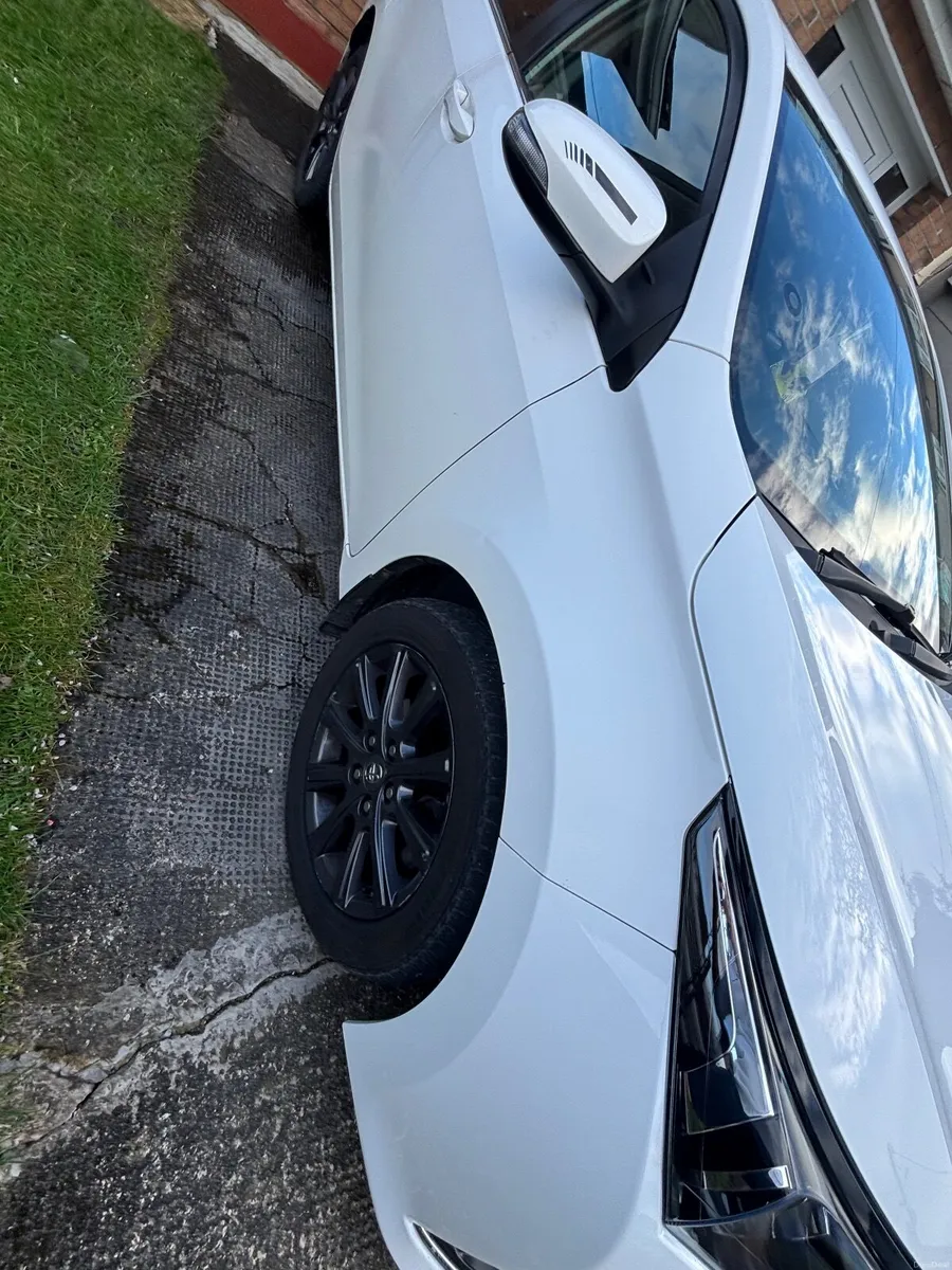 Toyota Corolla 2015 - Image 1