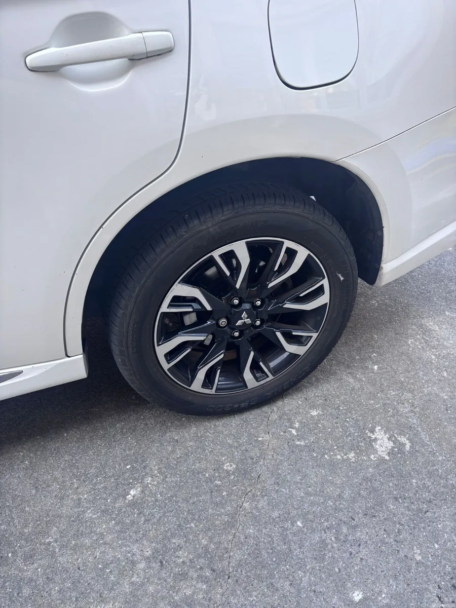 Mitsubishi Outlander 2018 hybrid auto low miles - Image 3