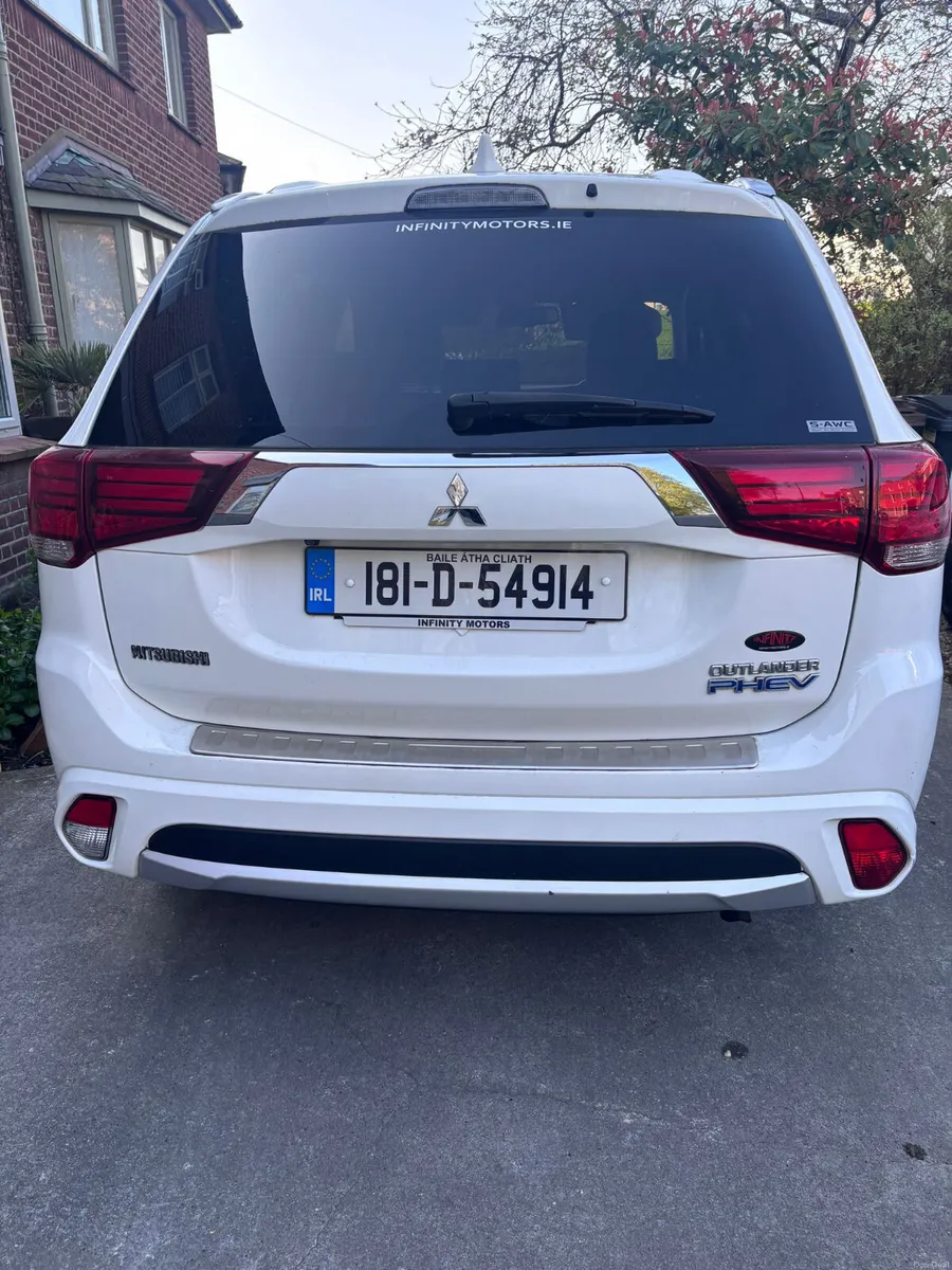 Mitsubishi Outlander 2018 hybrid auto low miles - Image 2
