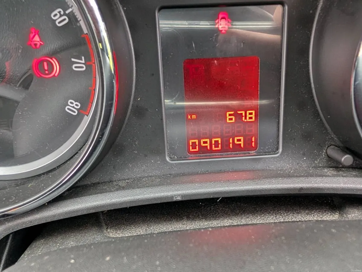 Opel Astra 2014 - Image 2
