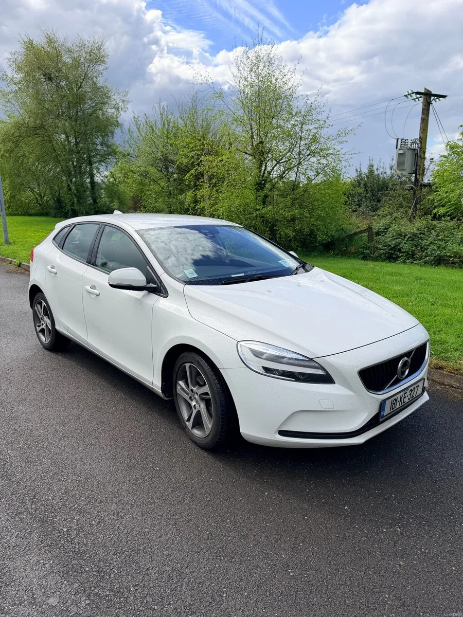 Volvo V40 Momentum Edition - Image 2