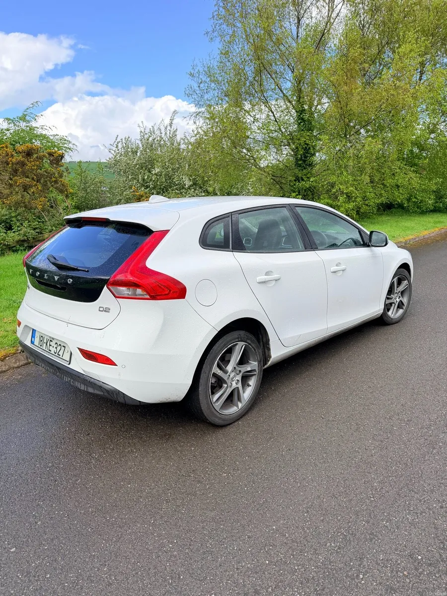 Volvo V40 Momentum Edition - Image 4