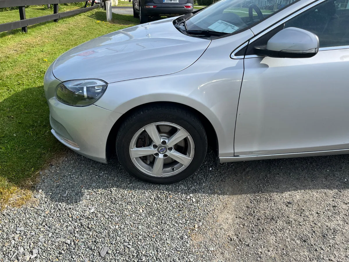 Volvo V40 2016 - Image 2