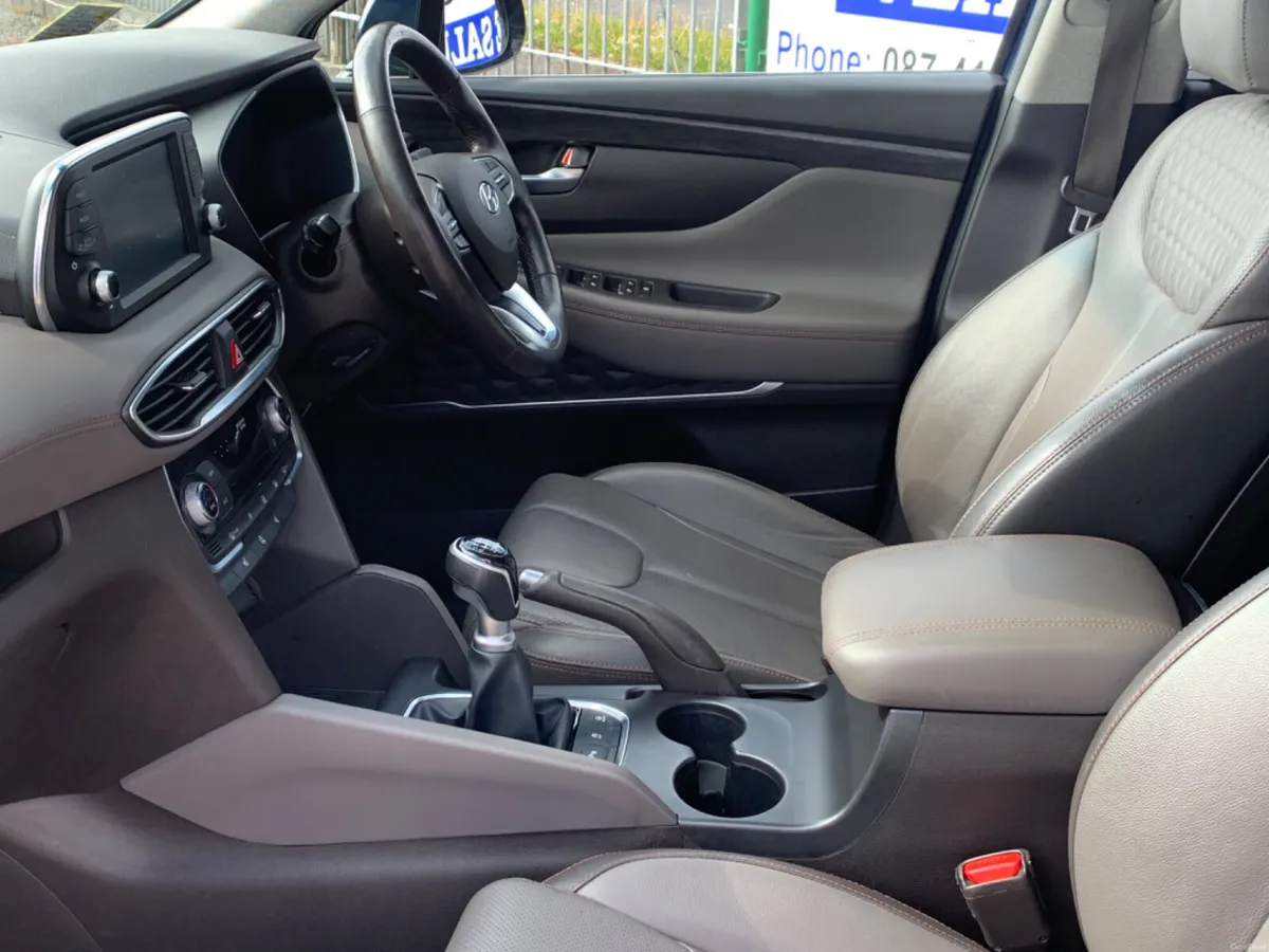 Hyundai Santa Fe 2020 7 seater executive - Image 4