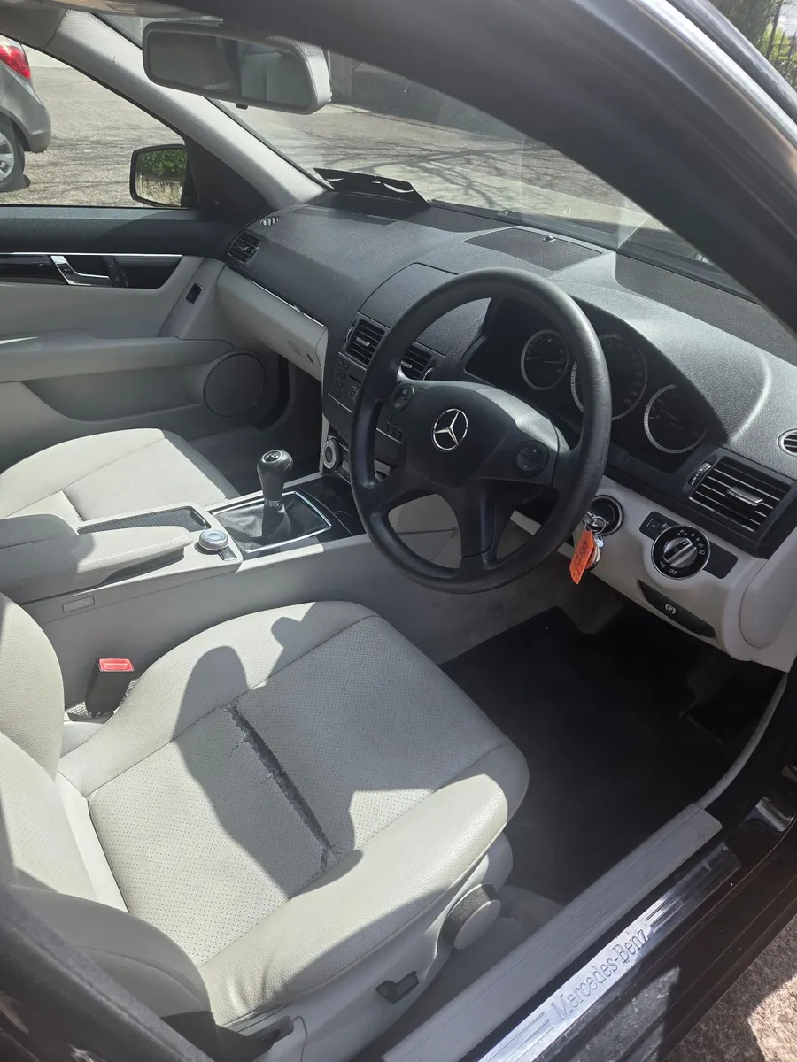 Mercedes-Benz C-Class 2011 - Image 4