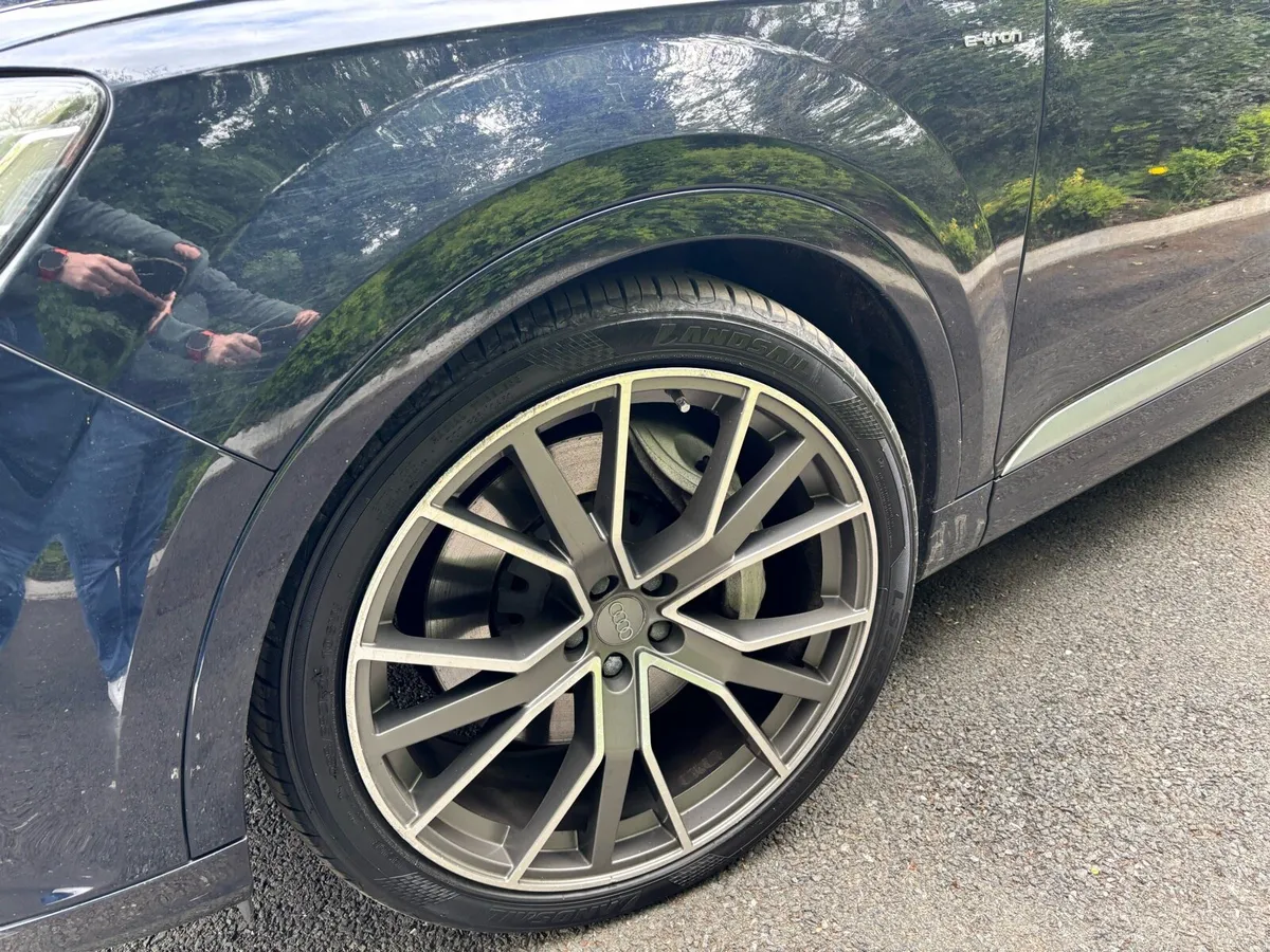 Audi Q7 - Image 2