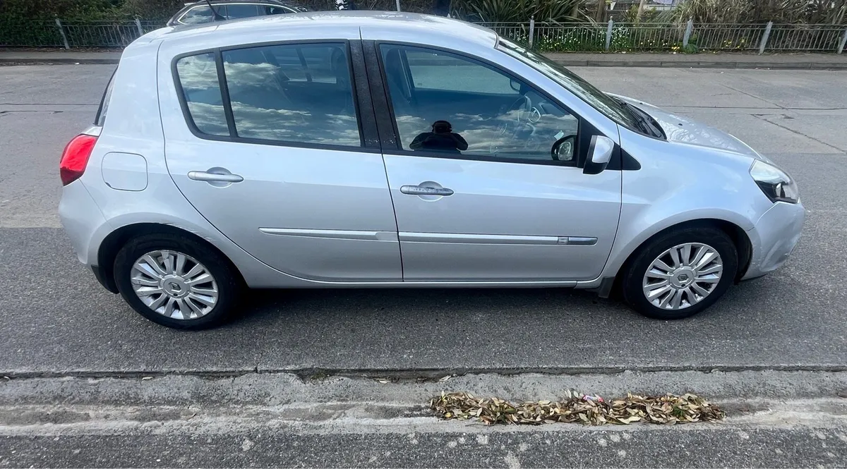 2010 Renault Clio Silver 1.2 manual petrol - Image 1
