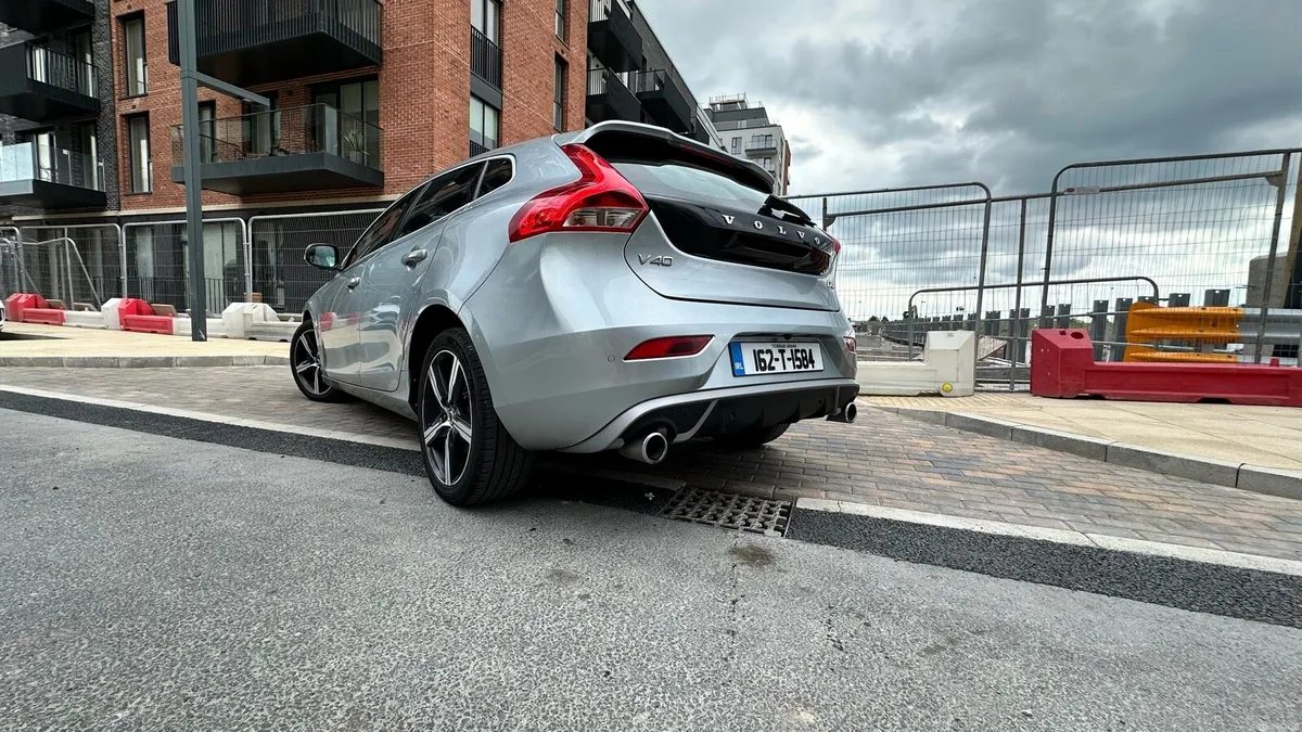 Volvo V40 D4 190bhp R-Design - Image 4