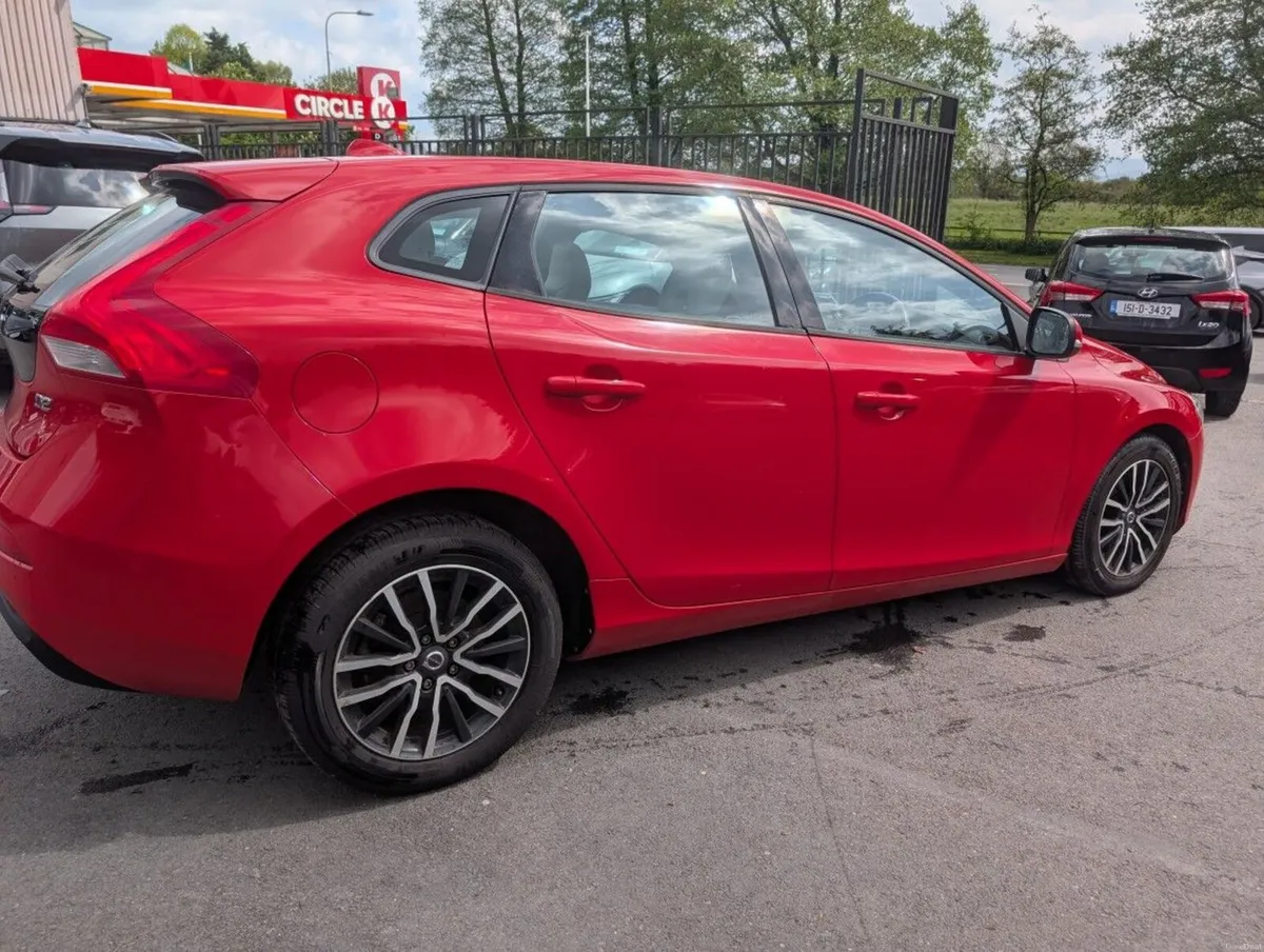 Volvo V40 D2 (120hp) Momentum Edition - Image 2