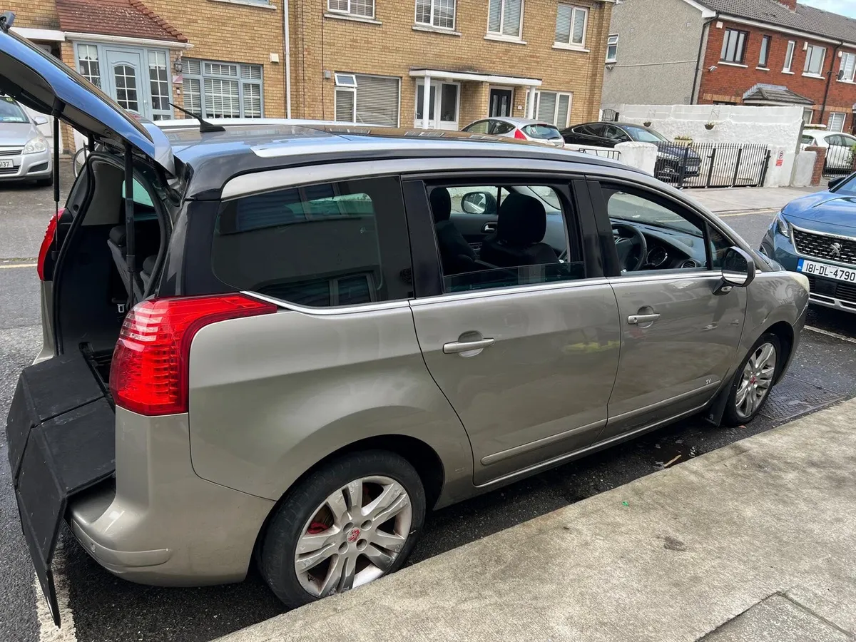 Peugeot 5008 2010 - Image 2