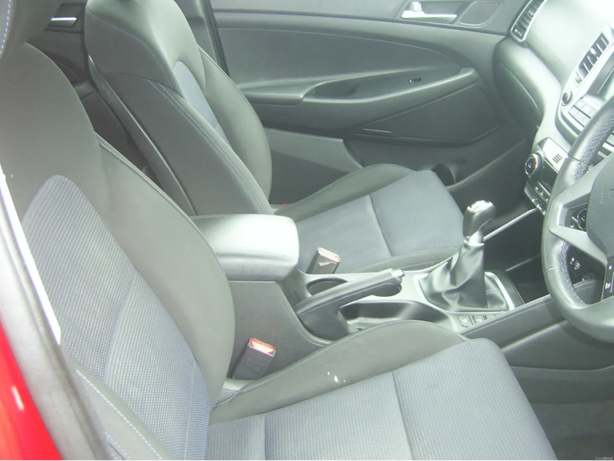 Hyundai Tucson 1.7 SE NAV BLD 116PS 5DR - Image 3
