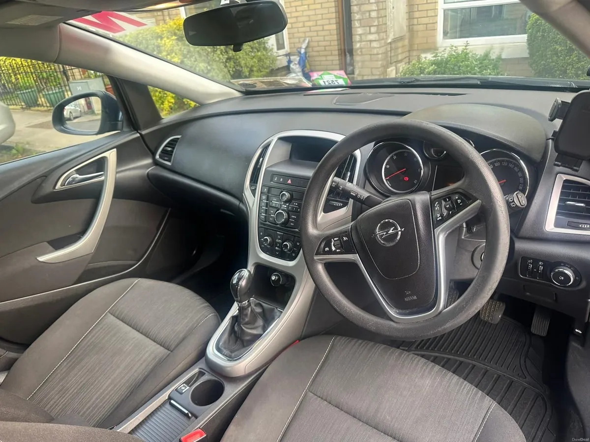 Opel Astra 2011 - Image 2