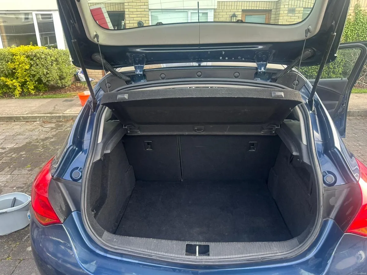 Opel Astra 2011 - Image 4