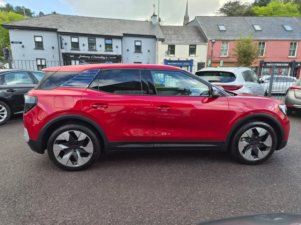 2025 Ford Explorer Premium Extended Range 77kWh EV - Image 2