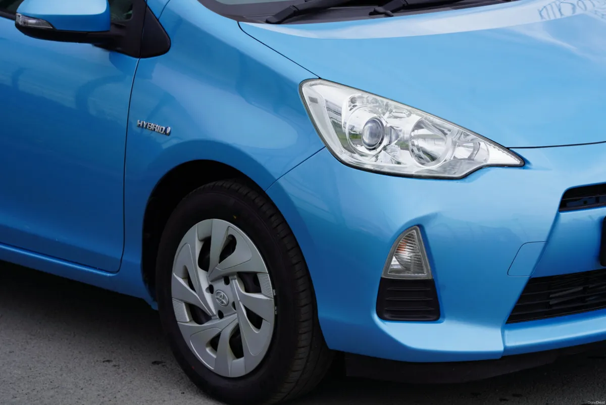 2014 TOYOTA AQUA HYBRID AUTO 33,000 KM - Image 4