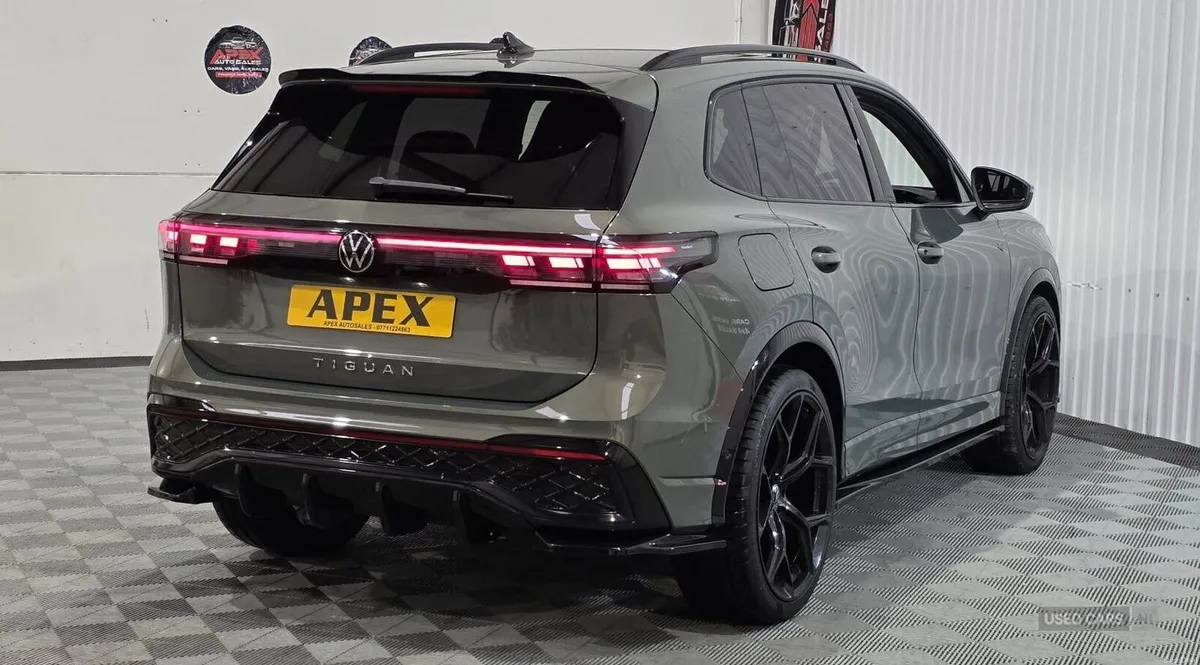 Volkswagen Tiguan DIESEL ESTATE - Image 3