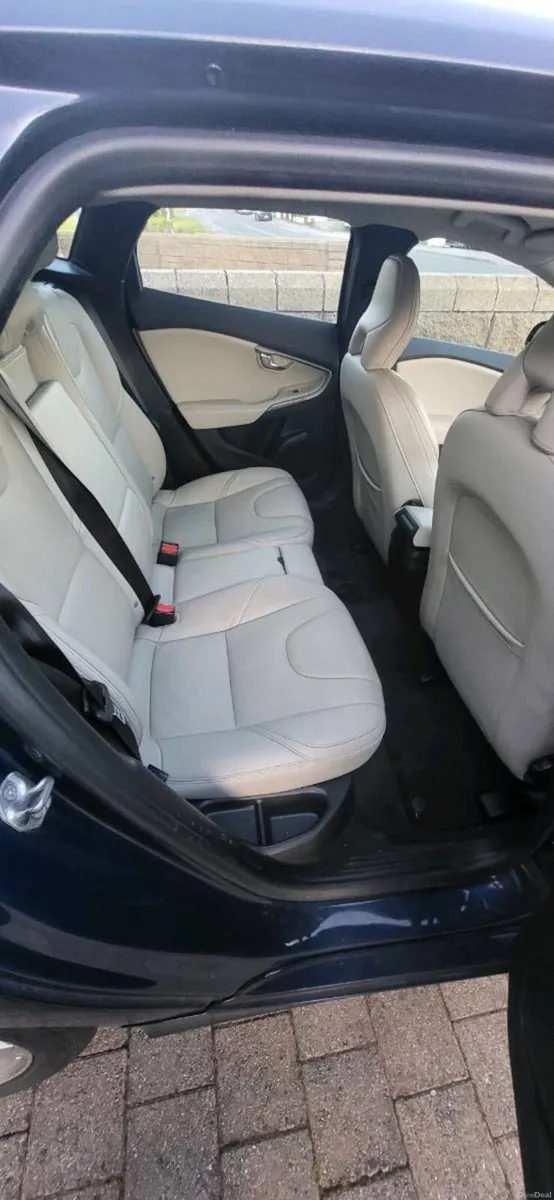 Volvo V40 151 automatic- Immaculate inside & out - Image 3