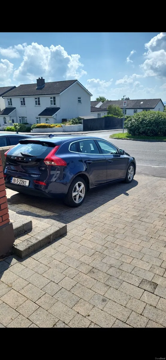 Volvo V40 151 automatic- Immaculate inside & out - Image 2