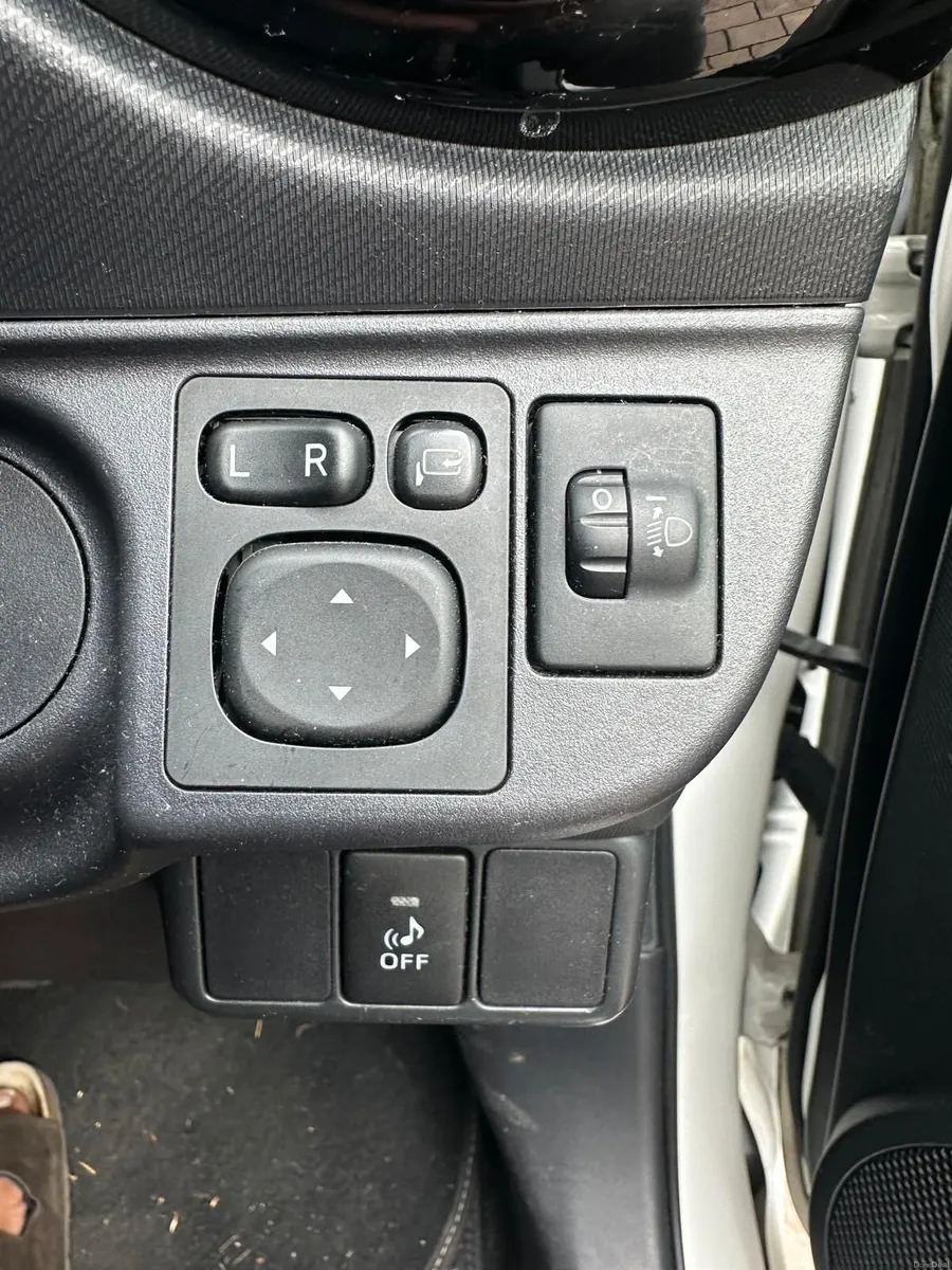 TOYOTA AQUA  AUTOMATIC HYBRID 1.5 - Image 3