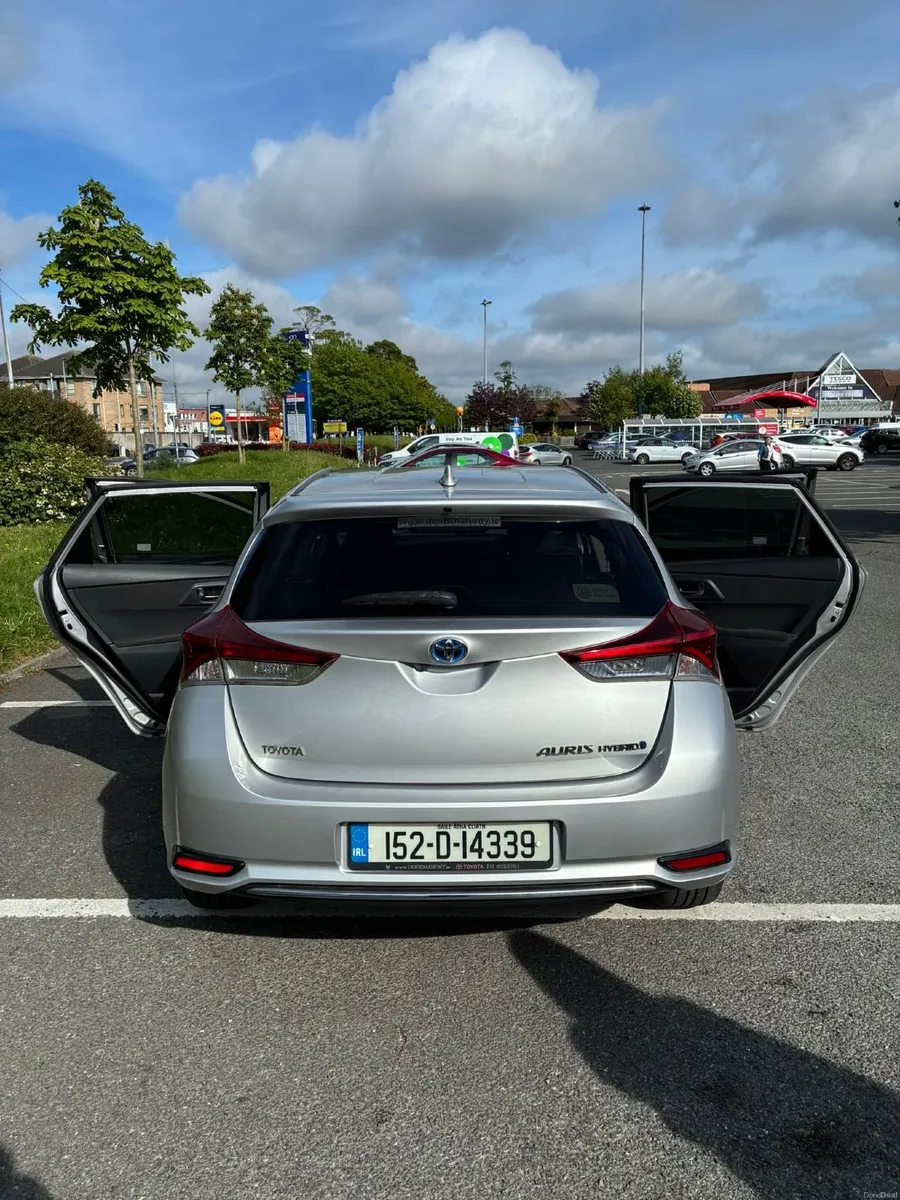 Toyota Hybrid Auris 2015 - Image 2