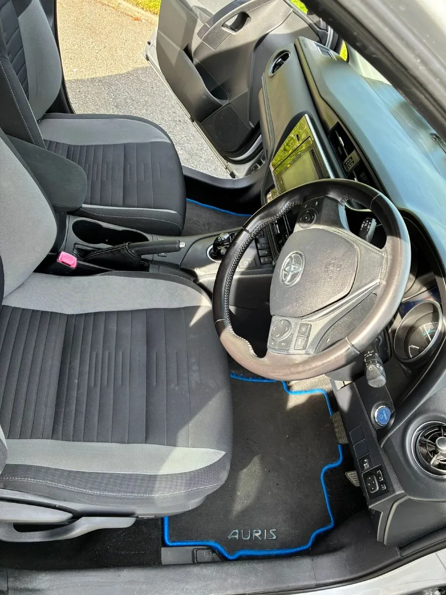 Toyota Hybrid Auris 2015 - Image 4
