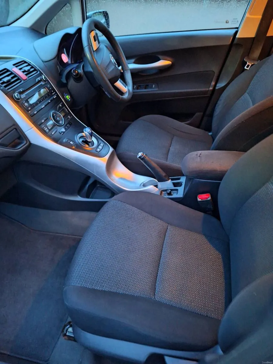 12 Toyota Auris 1.8l hybrid automatic - Image 3