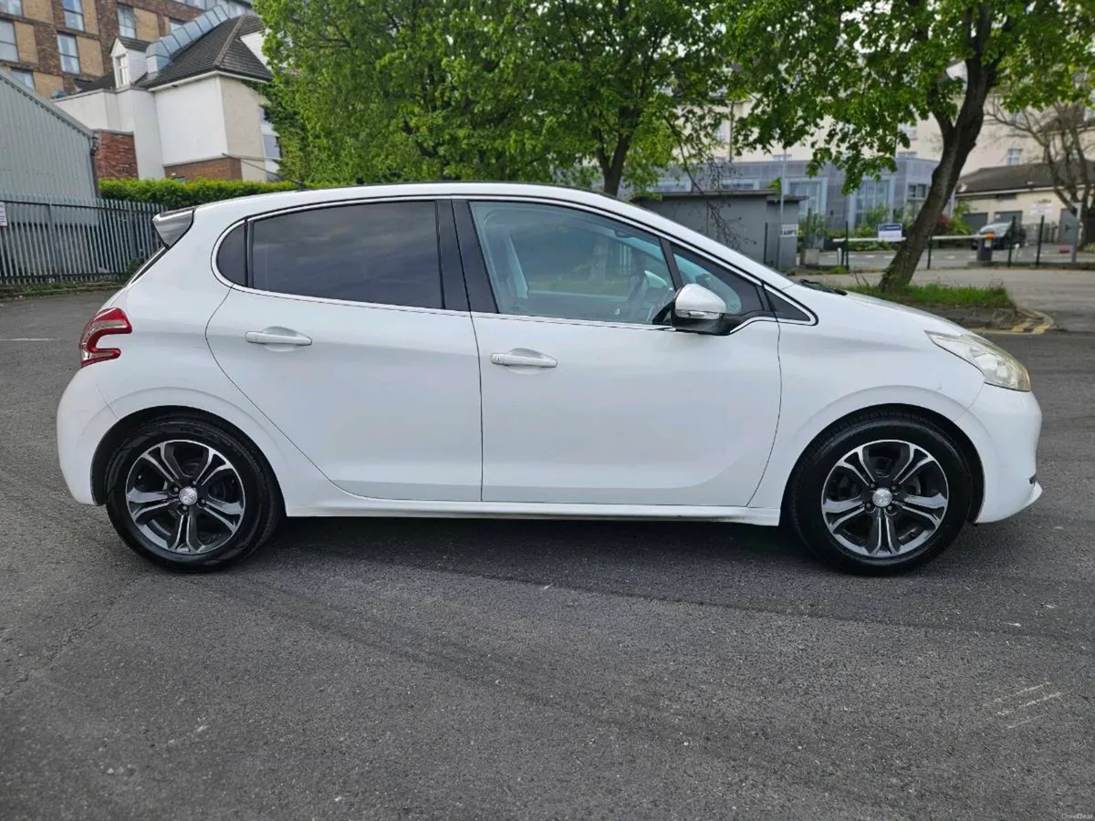 2014 Peugeot 208 AUTOMATIC, PAN ROOF - Image 2