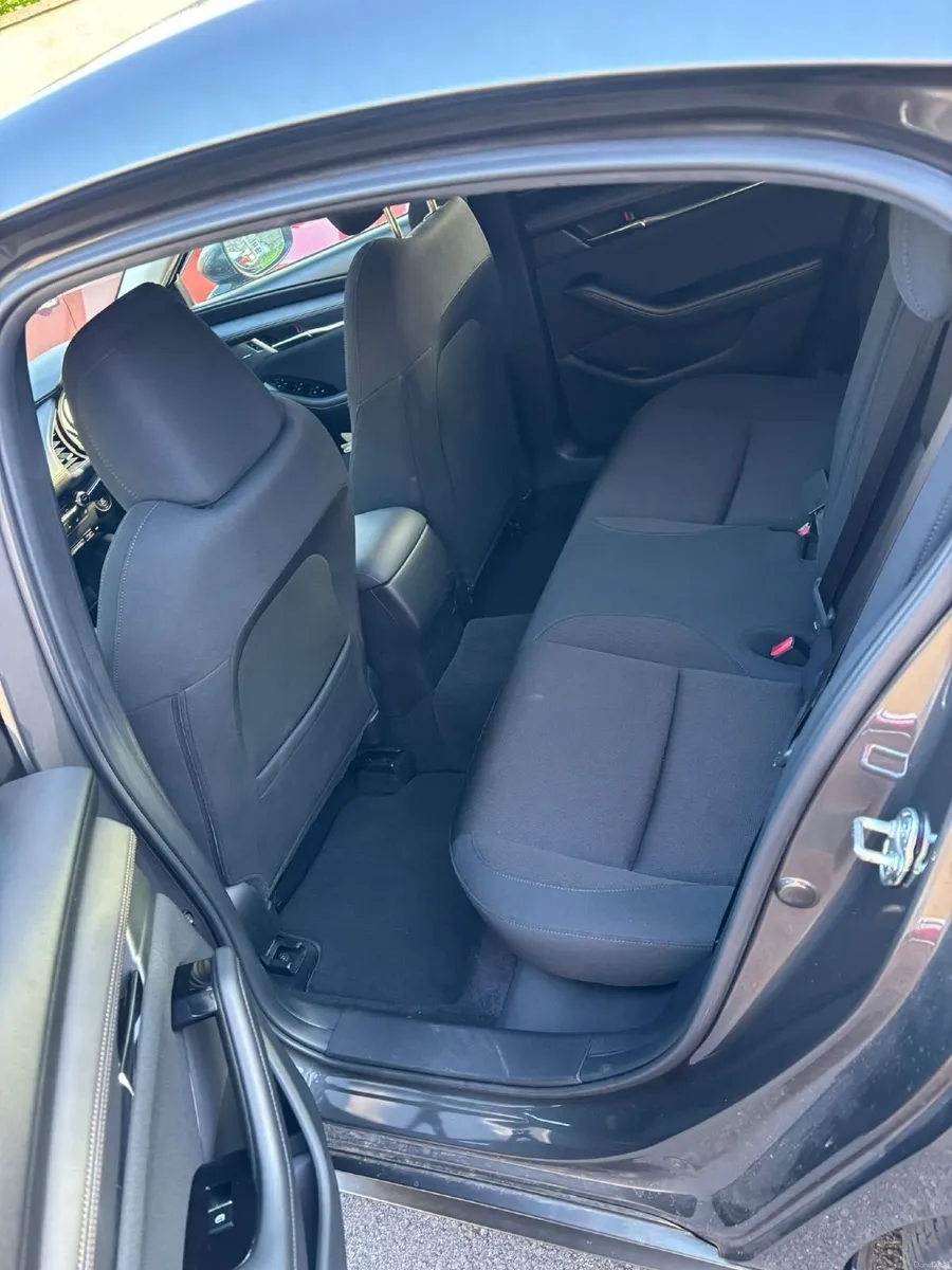 Mazda 3 - 2019 - Excellent condition - Image 2