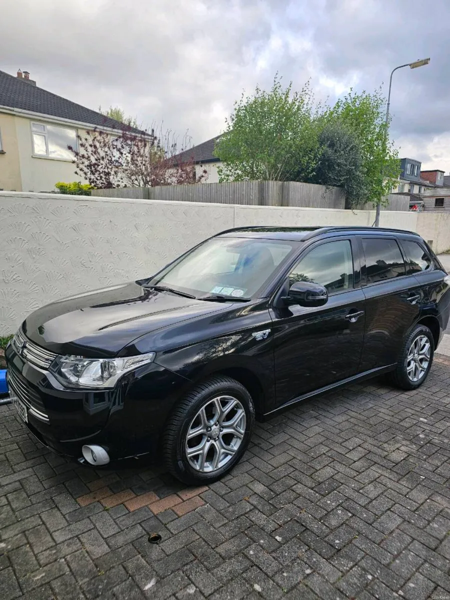 Mitsubishi Outlander PHEV - Image 1