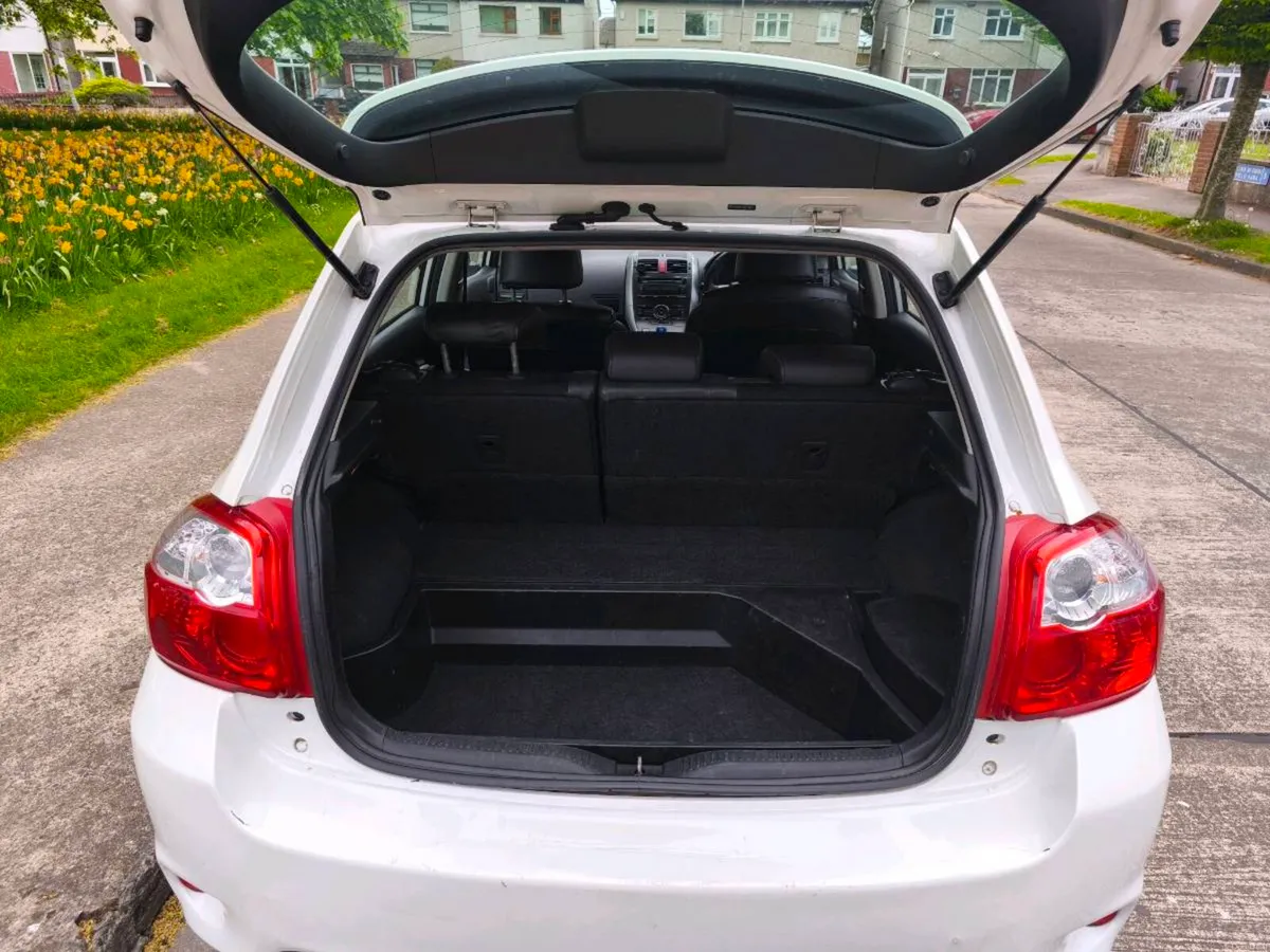 Toyota Auris 1.8 Automatic T Spirit - Image 2