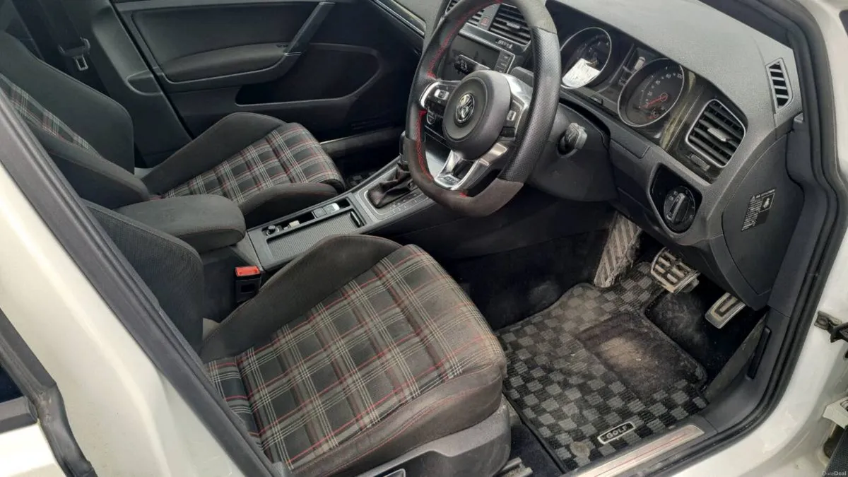 Volkswagen  golf GTI - Image 4