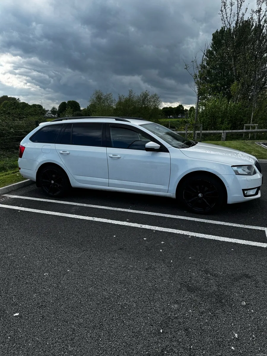 2015 Skoda Octavia estate - Image 2