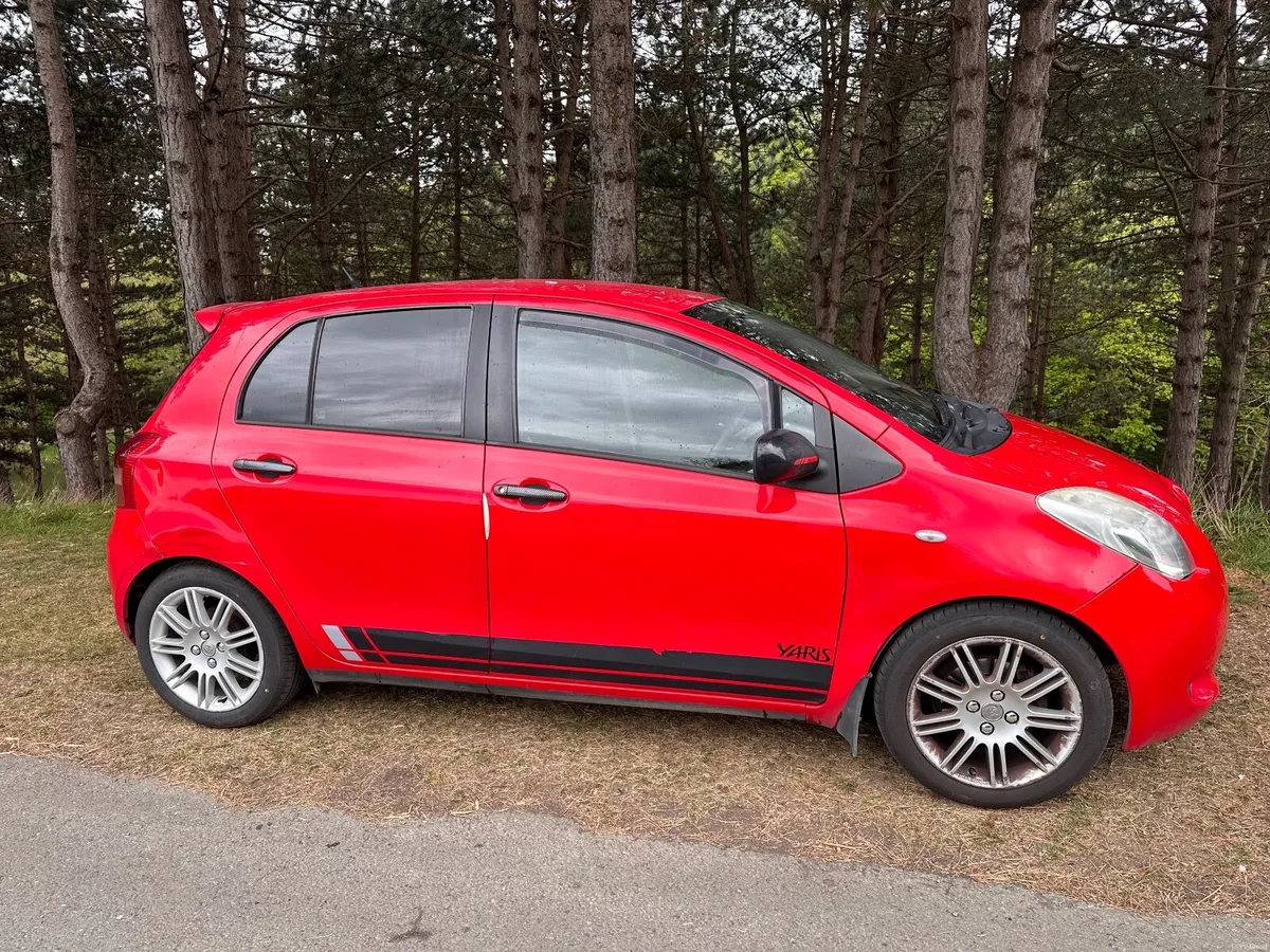 Toyota Yaris 1.3 VVT-i SR | CarPlay | Reverse Cam - Image 2