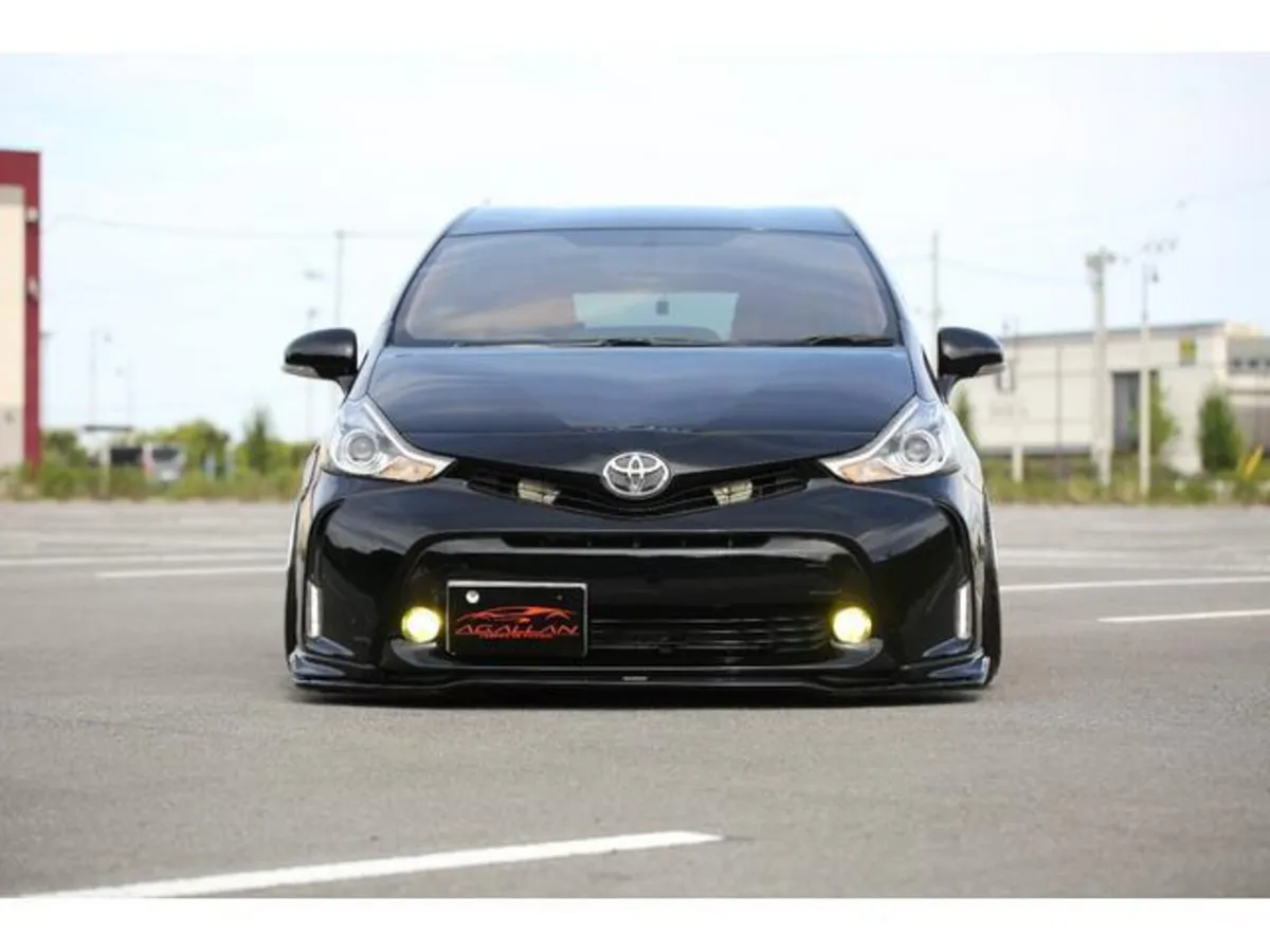 Title: 2017 Toyota Prius Alpha – 53k km - Image 1
