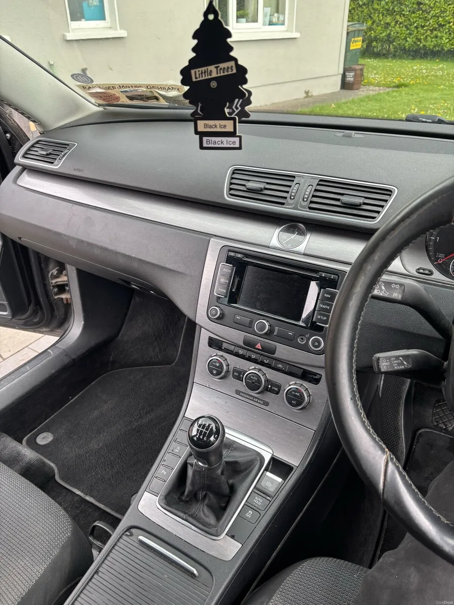 Volkswagen Passat 2.0L - Image 4