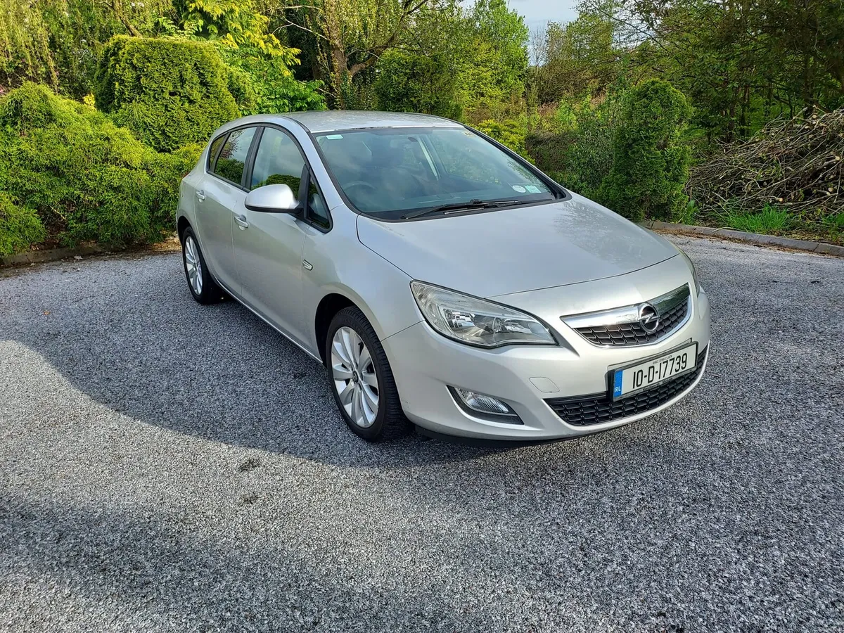 Opel Astra 2010 - Image 2