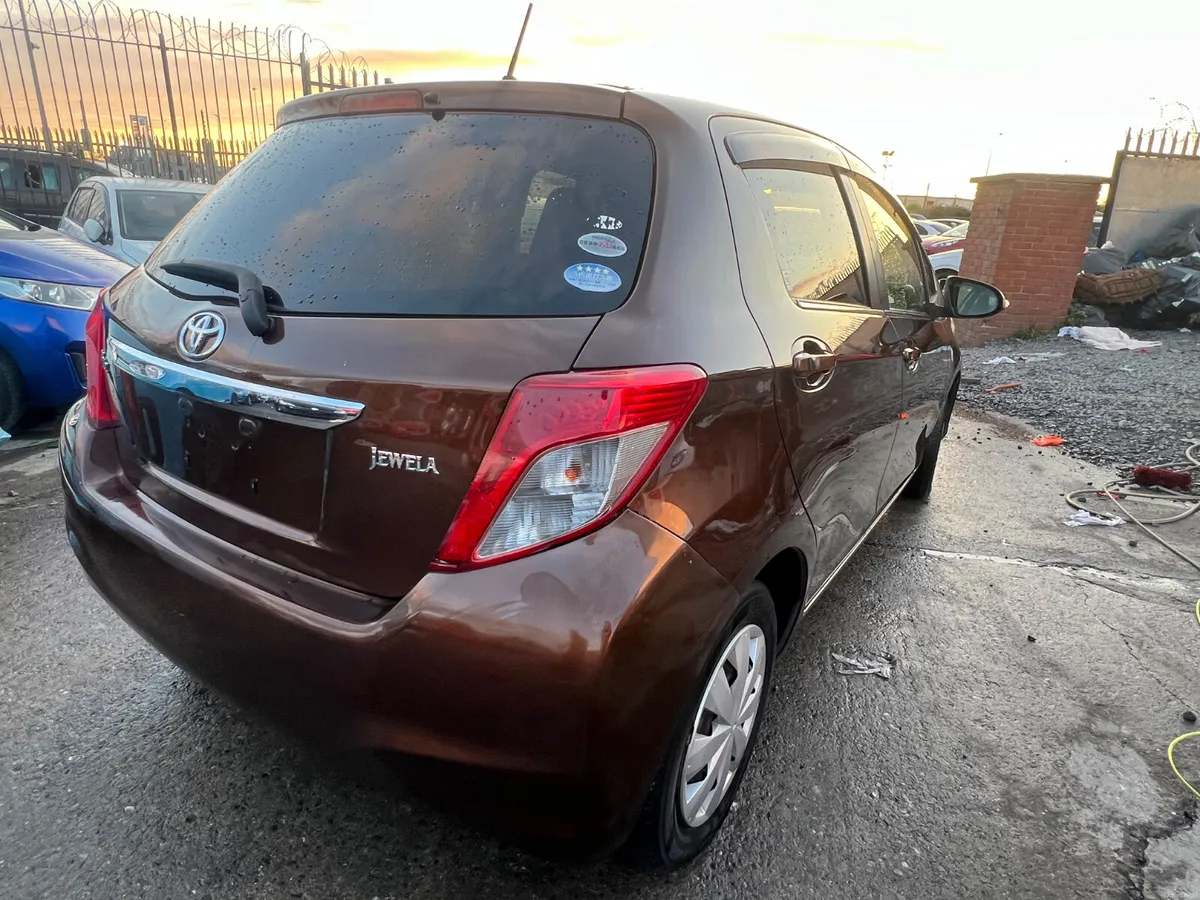 Toyota Vitz 2014 Automatic/immobiliser/ push start - Image 6