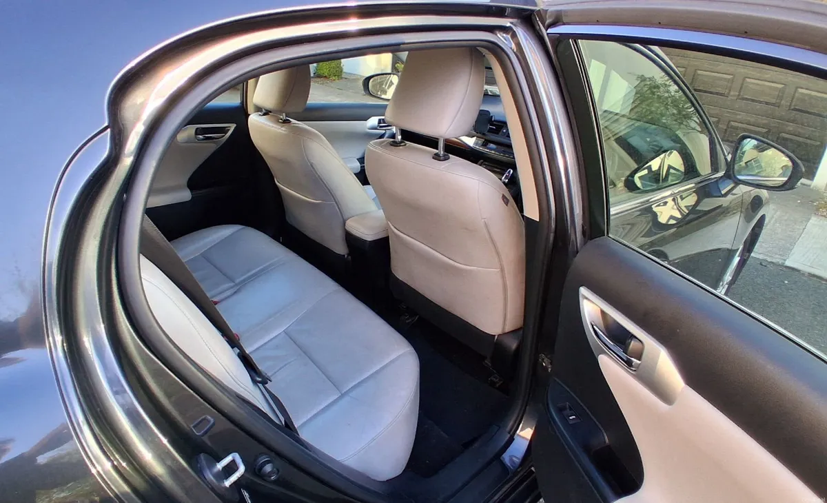 Lexus CT200h 2011 - Image 3