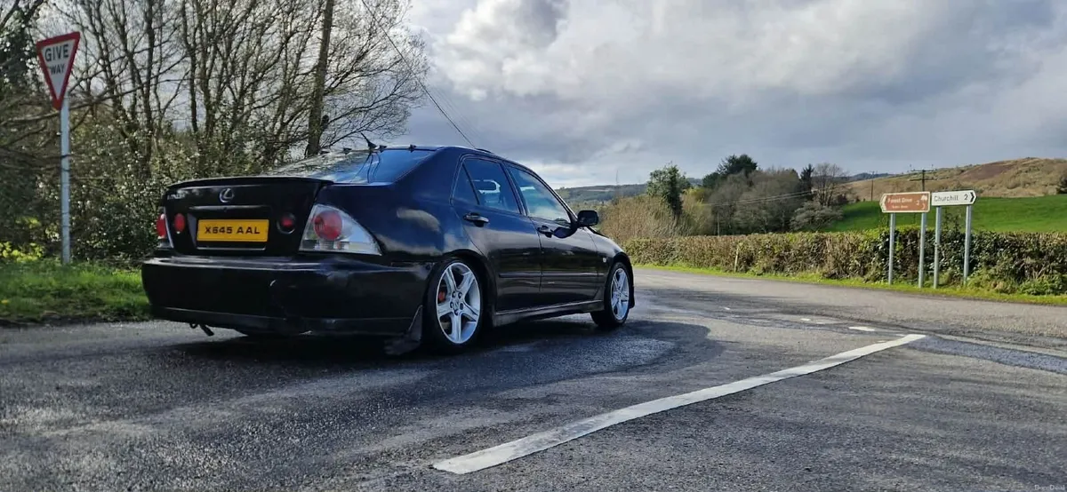 Lexus IS 2000 - Image 2