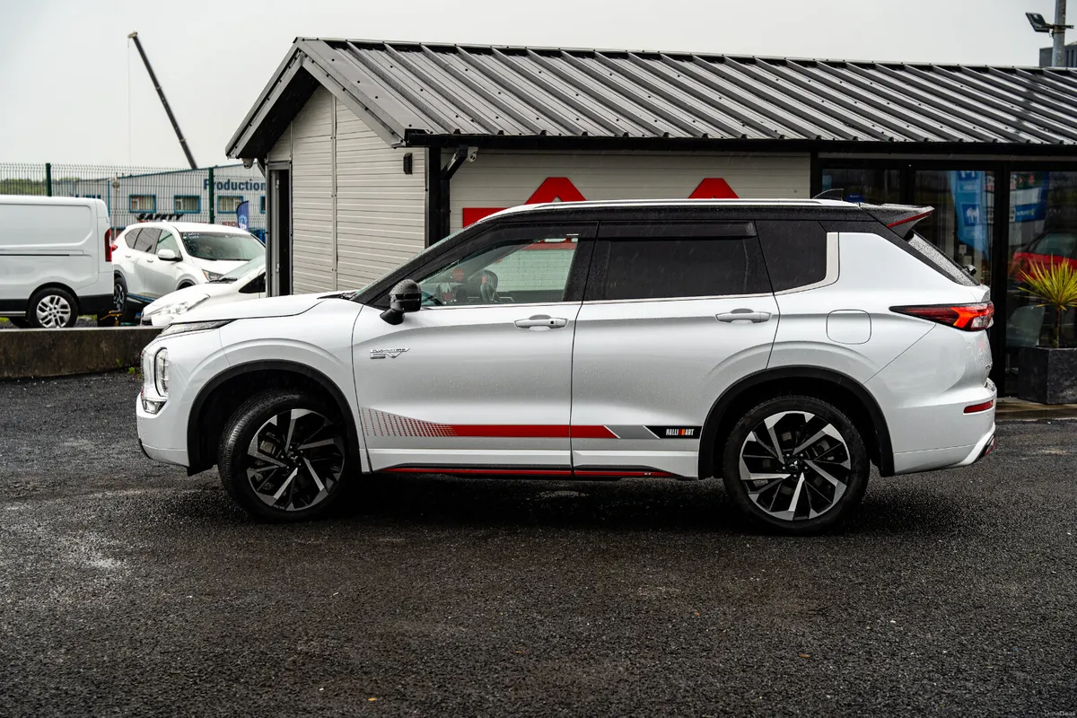 2023 Mitsubishi Outlander RALLIART EDITION - Image 4