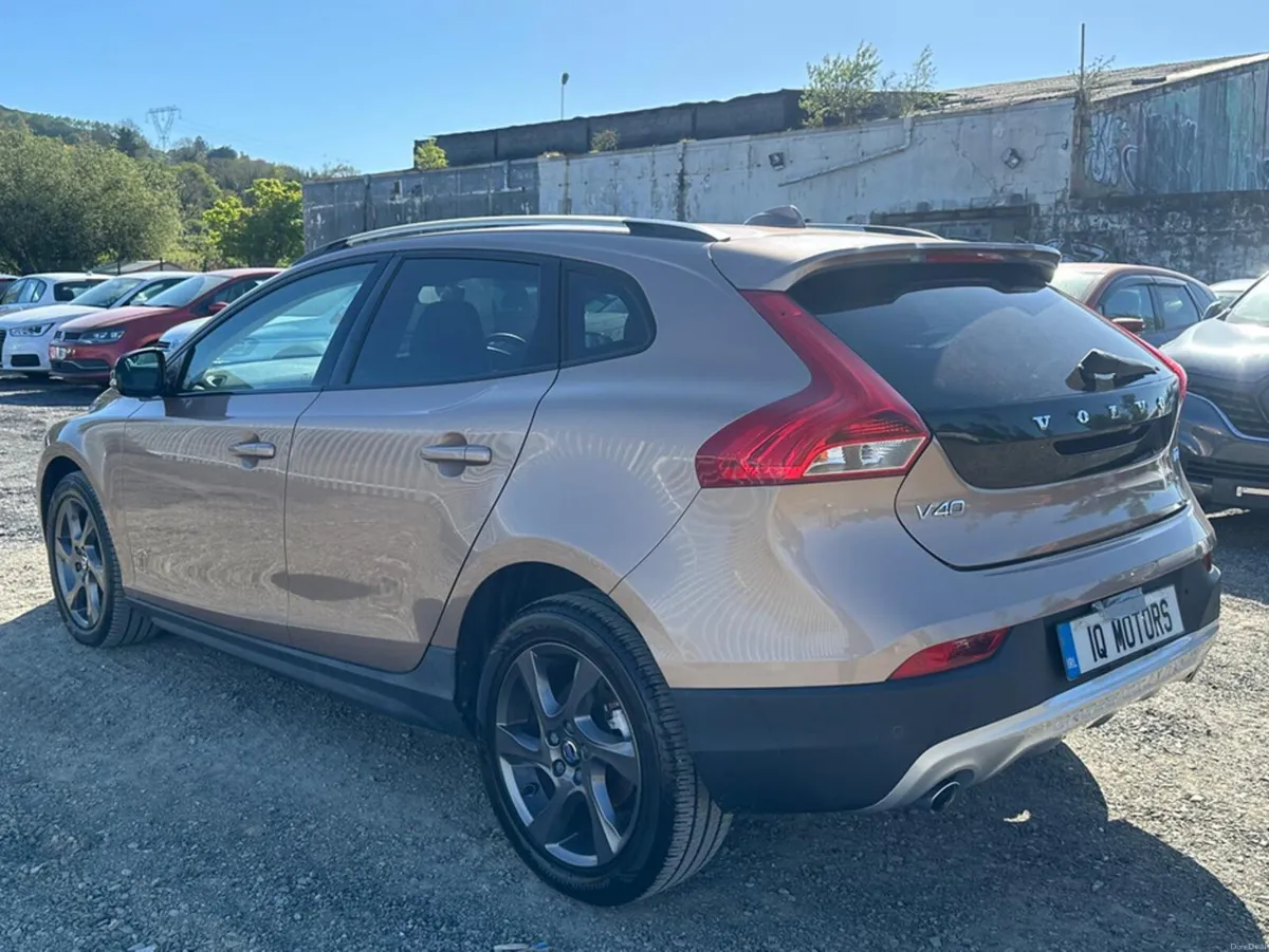 Volvo V40 Country Cross 2.0L Automatic Diesel (346 - Image 4