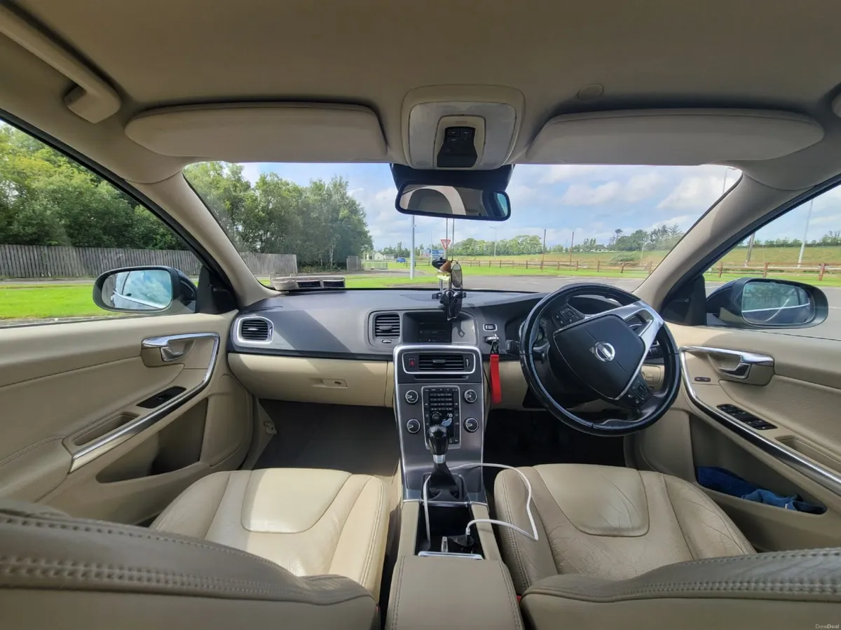 Volvo S60 2010 - Image 2