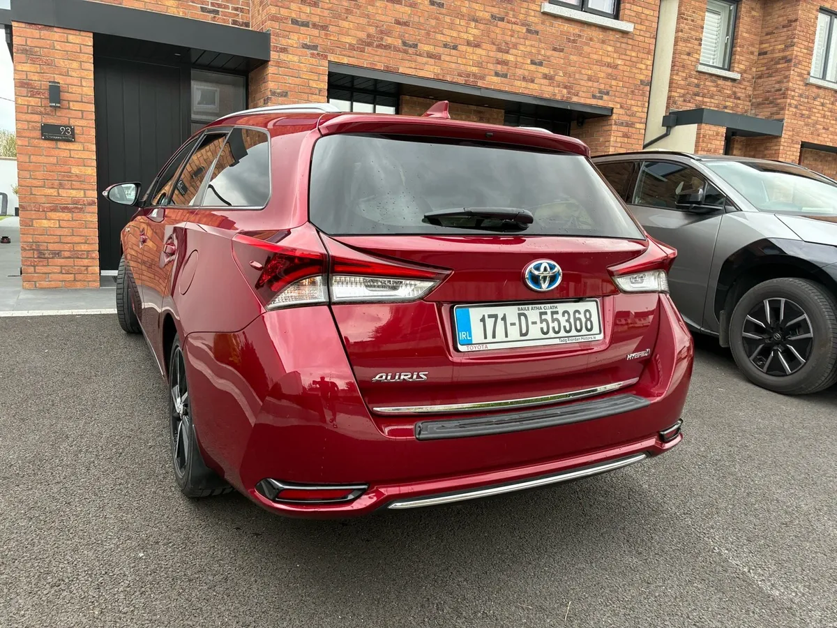 Toyota Auris Hybrid Touring - Image 3