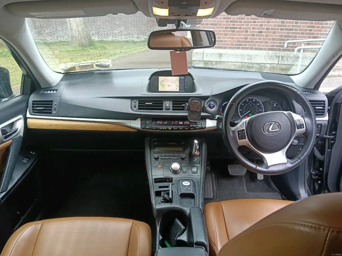 131 Hybrid Lexus - Image 2