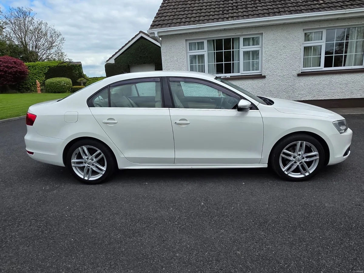 VOLKSWAGON JETTA 1.6TDI..HIGHLINE, AUTOMATIC - Image 2