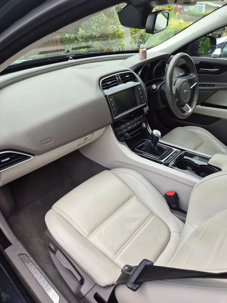 Jaguar XE 2017 pretige line - Image 6