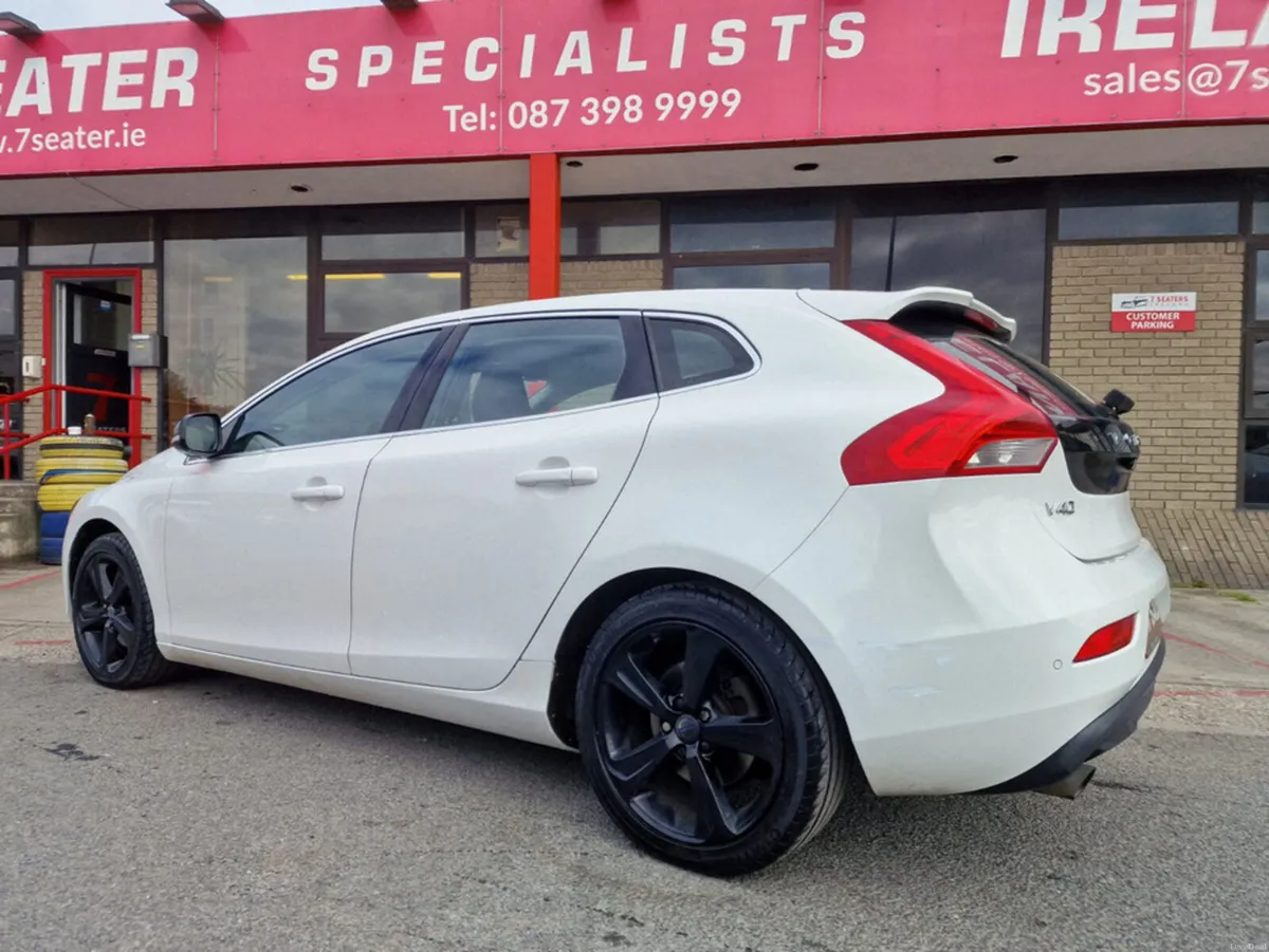 Volvo V40 LEATHER, HIGH SPEC, AUTO 40 SERIES 525 - Image 2